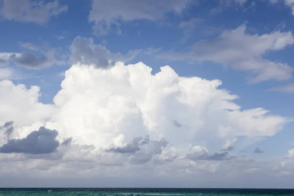 Nuvens sobre o oceano na Flórida — Fotografia de Stock