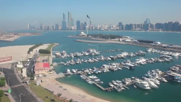 Puerto deportivo de Abu Dhabi y vista al horizonte — Vídeos de Stock