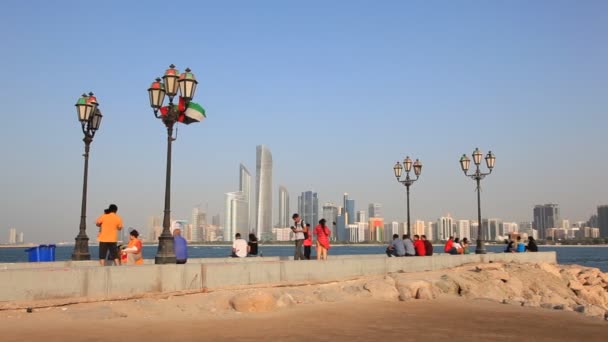 Corniche eo horizonte de Abu Dhabi, Emirados Árabes Unidos — Vídeo de Stock