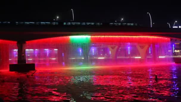 Cascada en el puente Sheikh Zayed en Dubai — Vídeo de stock