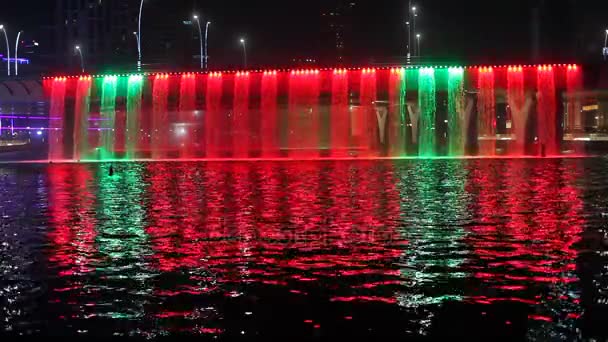 Vattenfall på bron Sheikh Zayed i Dubai — Stockvideo