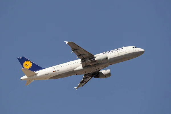 Lufthansa Airbus A320-200 after take off — Stock Photo, Image