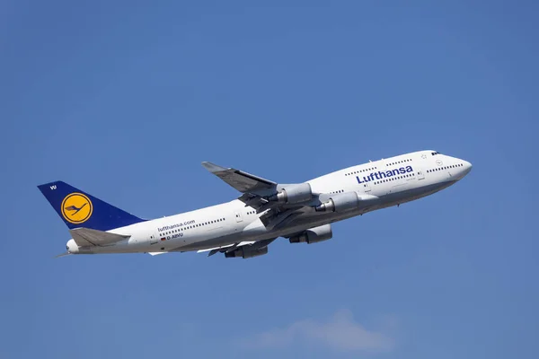 Lufthansa Boeing 747-8 após decolagem — Fotografia de Stock