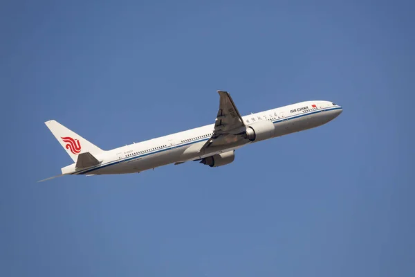 उड़ान भरने के बाद एयर चाइना बोइंग 777-300 — स्टॉक फ़ोटो, इमेज