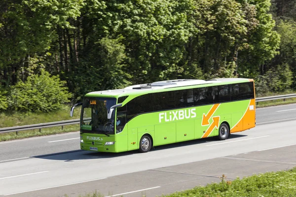 Flixbus op de snelweg — Stockfoto