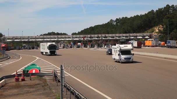 Tollgate en la autopista en Francia — Vídeo de stock