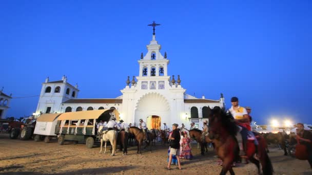 在 El 罗西奥，西班牙安达卢西亚自治区的朝圣者 — 图库视频影像