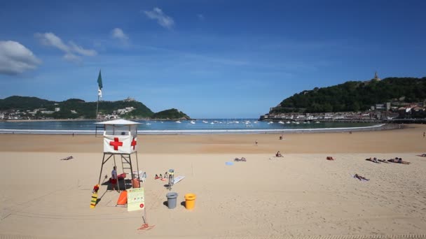 Livräddare på stranden i San Sebastian, Spanien — Stockvideo