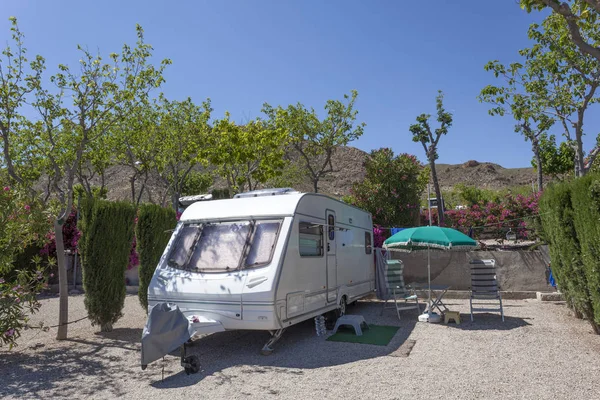 Camper op een camping — Stockfoto