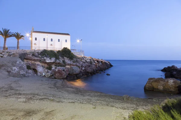 Kyrkan och liten strand i Isla Plana, Spain — Stockfoto