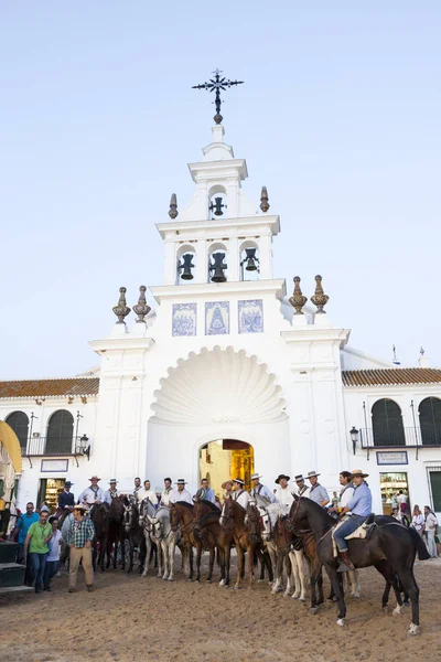 Pilgrimer framför Eremitaget i El Rocío, Spain — Stockfoto