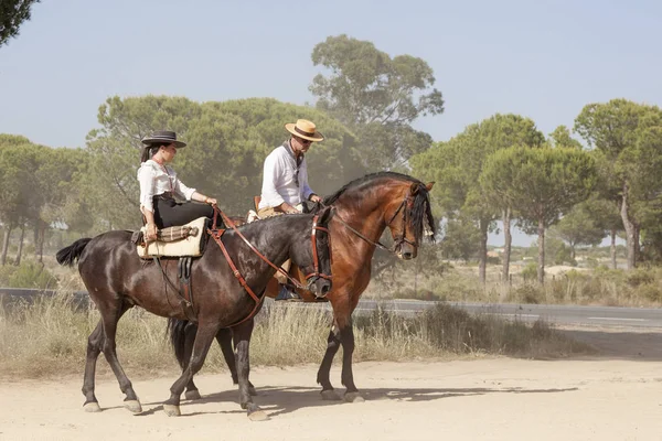 在 El 罗西奥，西班牙的马背上的朝圣者 — 图库照片