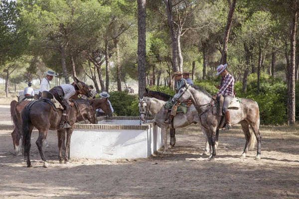 在 El 罗西奥，西班牙的马背上的朝圣者 — 图库照片