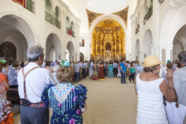 Pelgrims binnenkant van de hermitage van El Rocio, Spanje — Stockfoto