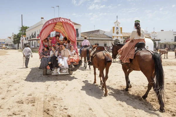 骑着驴车在 El 罗西奥，西班牙的朝圣者 — 图库照片