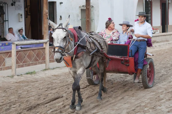 スペイン、エル ・ ロシオのロバ荷車の巡礼者 — ストック写真