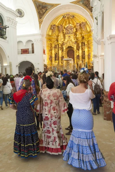 Peregrinos dentro de la ermita de El Rocío, España — Foto de Stock