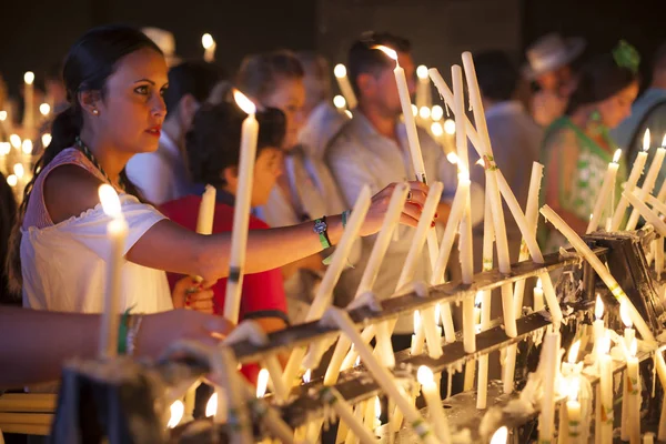 Mujer española enciende velas en una iglesia —  Fotos de Stock