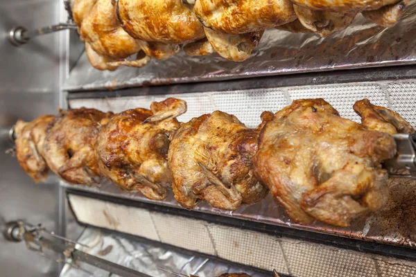 Κοτόπουλο σε σούβλα roaster — Φωτογραφία Αρχείου