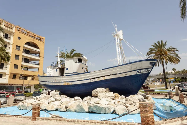 Рыбацкая лодка в San Pedro de Alcantara, Испания — стоковое фото