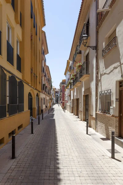 Rua estreita na cidade velha de Lorca, Espanha — Fotografia de Stock