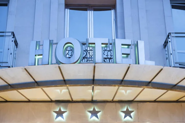 Hotellets fasad upplyst på natten — Stockfoto