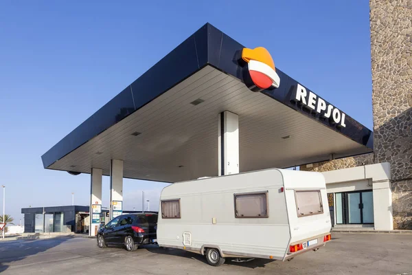 Auto con una roulotte al distributore di benzina in Spagna — Foto Stock