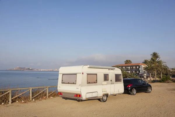 Trailer caravan aan de mediterrane kust — Stockfoto