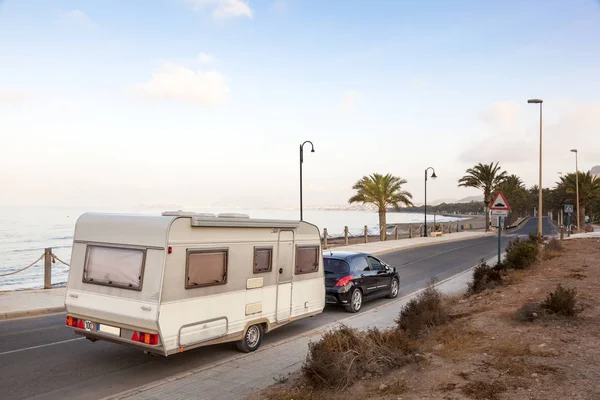 Caravana de reboque na costa mediterrânea — Fotografia de Stock