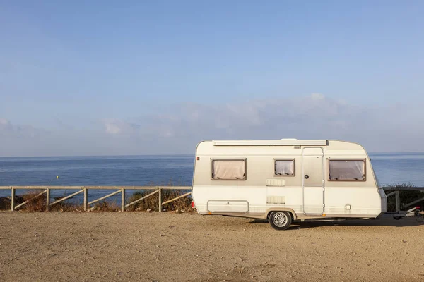 Remolque caravana en la costa mediterránea — Foto de Stock