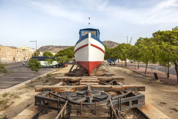Oude vissersboot in Cartagena, Spanje — Stockfoto