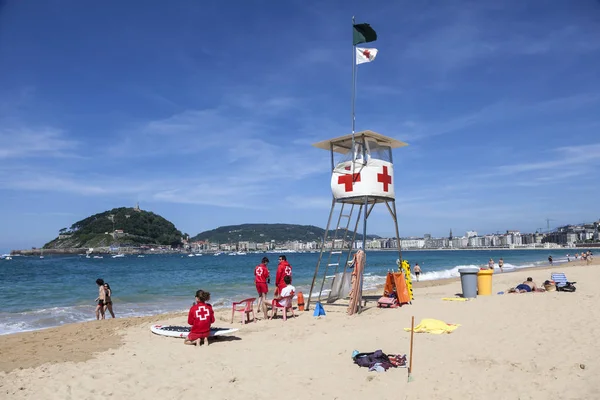 Bademeister am strand in san sebastian, spanien — Stockfoto