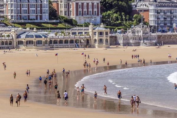 Az emberek a strandon a San Sebastian, Spanyolország — Stock Fotó