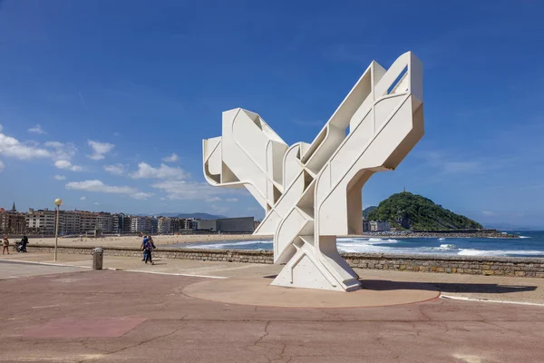 Escultura Dove of Peace em San Sebastian, Espanha — Fotografia de Stock