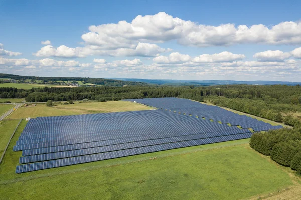 Fotovoltaické panely pro solární energii — Stock fotografie