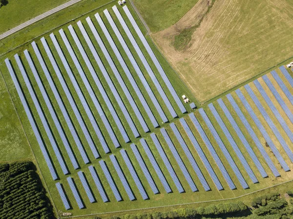 太陽エネルギーのための太陽光発電パネル — ストック写真
