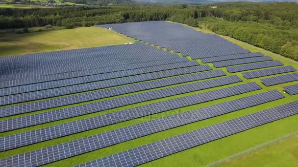 Фотоэлектрические панели для солнечной энергии — стоковое видео