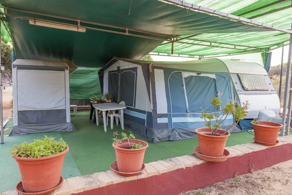 Caravan en tenten op een camping — Stockfoto