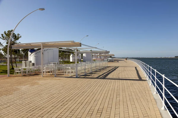 Riverfront promenade in Huelva, Spain — Stock Photo, Image