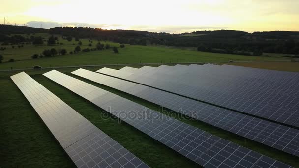 Paneles fotovoltaicos para energía limpia — Vídeos de Stock