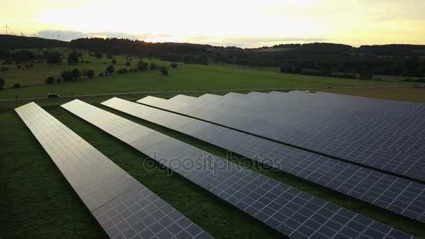 Fotovoltaické panely pro čistou energii — Stock video