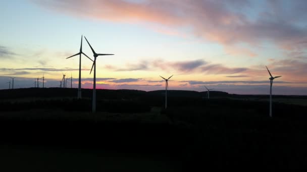 Turbiny wiatrowe o zachodzie słońca — Wideo stockowe