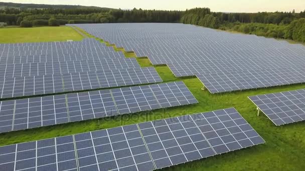 Фотоэлектрические солнечные батареи для чистой энергии — стоковое видео