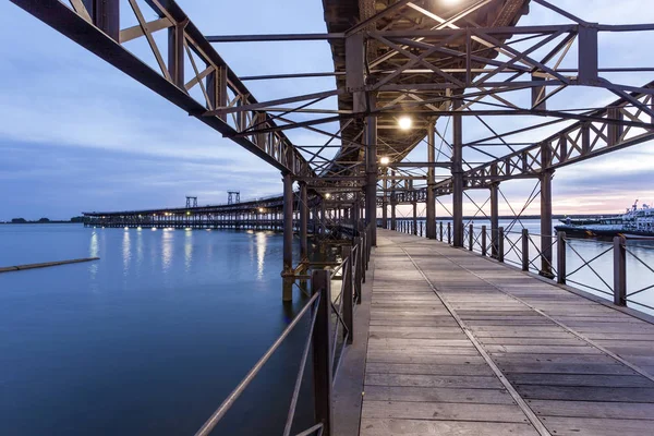 Pier muelle del tinto in huelva, spanien — Stockfoto