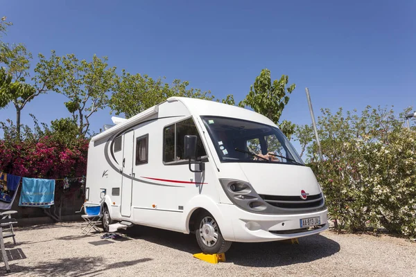 Husvagn på en camping — Stockfoto