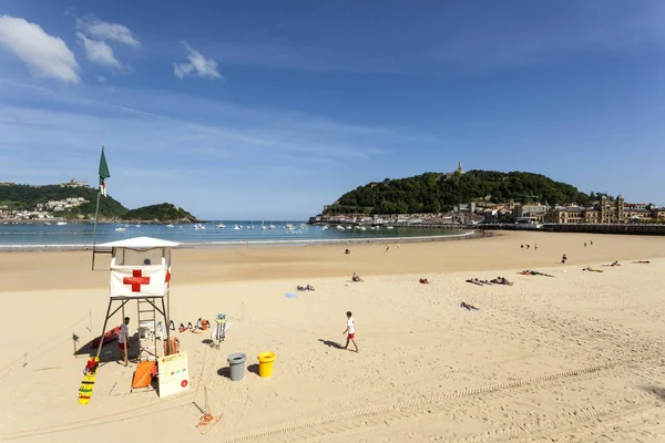 Bagnino sulla spiaggia di San Sebastian, Spagna — Foto Stock