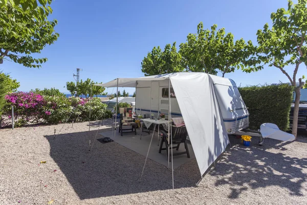 Veículo recreativo em um acampamento — Fotografia de Stock