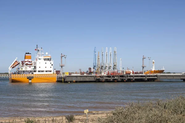 Navio petroleiro no porto industrial — Fotografia de Stock