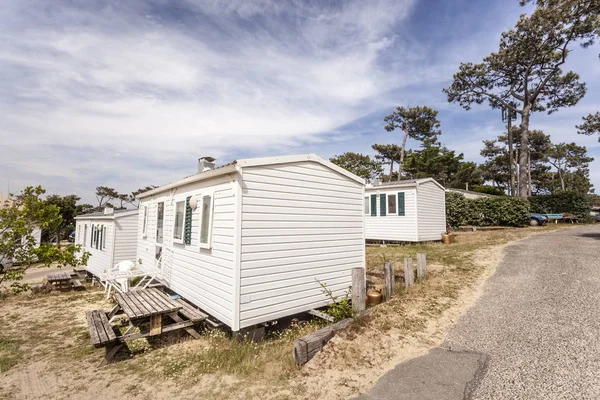 Casas móveis em um acampamento — Fotografia de Stock