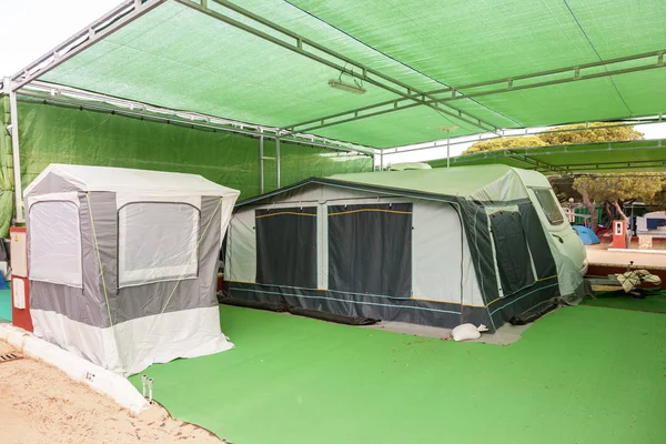 Karavan ve çadır, bir kamp — Stok fotoğraf